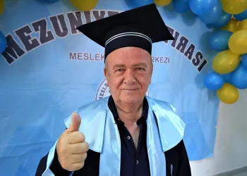71 yaşında lise diploması aldı