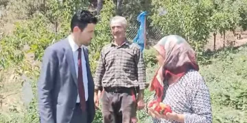 Kamil Turhan, tarlada çiftçileri ziyaret etti