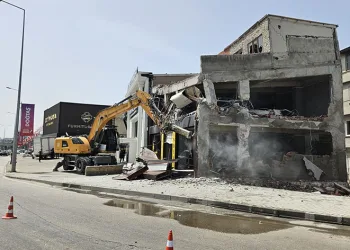 Kaçak işyeri yıkıldı