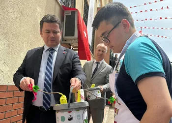 Erkan Aydın, öğrenciler ile birlikte okul boyadı