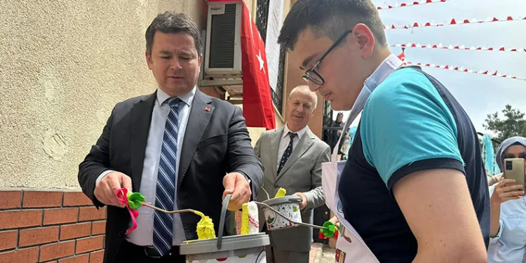 Erkan Aydın, öğrenciler ile birlikte okul boyadı