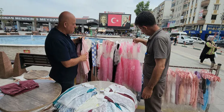Bursa’da fenomen muhtardan çocuklara ücretsiz bayram kıyafeti