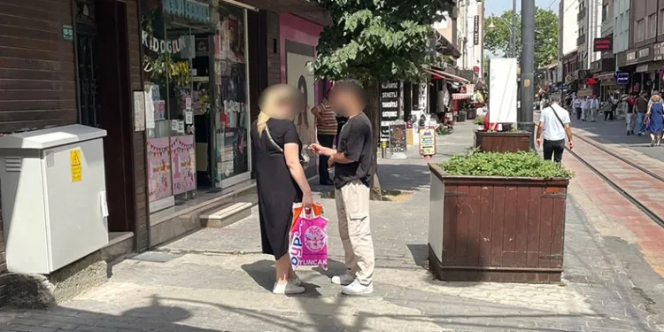 25 ayrı suçtan aranıyordu, broşür dağıtırken yakalandı