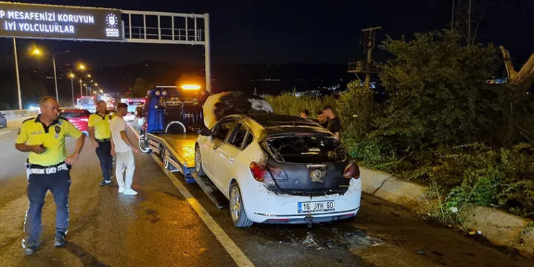 Bursa’da seyir halindeki otomobil alevlere teslim oldu