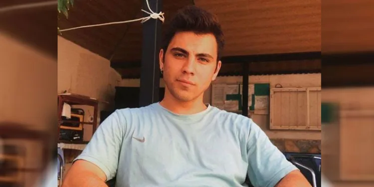 Reklam panosuna çarpan genç hayatını kaybetti