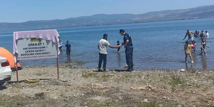 Bursa’da göle girilmez tabelasına havlu asıp yüzdüler