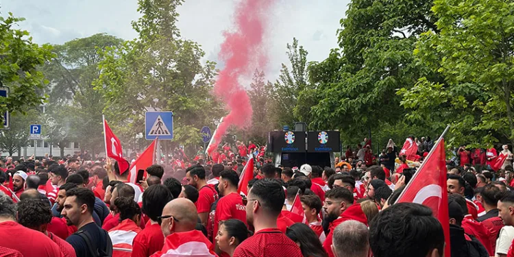 Dortmund sokakları kırmızı-beyaz