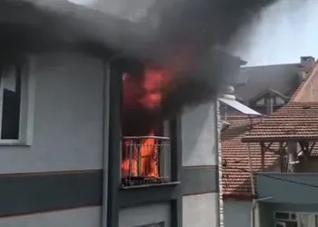 Bursa’da 3 katlı binanın en üst katında yangın