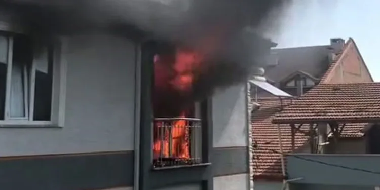 Bursa’da 3 katlı binanın en üst katında yangın