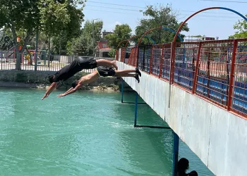 Adana’da çocukların kanaldaki tehlikeli serinliği
