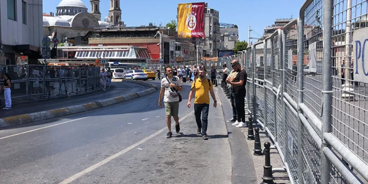 Taksim Meydanı yaya girişine kapatıldı