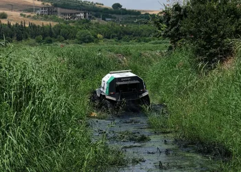 Mustafakemalpaşa’da dere yatakları sineklere karşı ilaçlanıyor