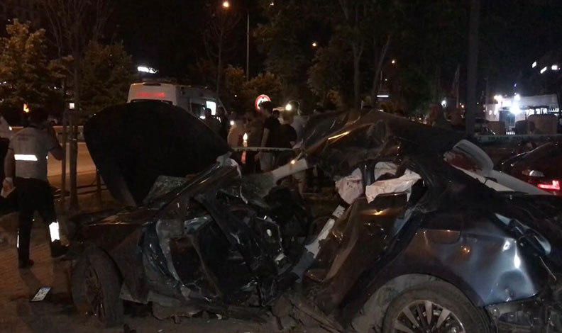 BURSA'DA BİRBİRLERİ İLE YARIŞTIKLARI İDDİA EDİLEN 2 OTOMOBİL BİRBİRİNE ÇARPTI. KAZADA 1 KİŞİ HAYATINI KAYBEDERKEN, 1'İ AĞIR 2 KİŞİ YARALANDI. (EX OLAN MUZAFFER SAMET TURNA) (EMİR AKTAŞ/BURSA-İHA) Bursa'da birbirleri ile yarıştıkları iddia edilen 2 otomobil birbirine çarptı. Kazada 1 kişi hayatını kaybederken, 1'i ağır 2 kişi yaralandı.