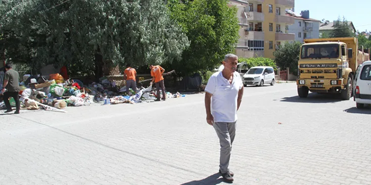 Apartmanın bahçesinden 5 kamyon ve 3 traktör dolusu çöp çıkarıldı
