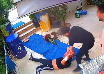 Bursa’da bıçakla girdiği marketten dayak yiyip çıktı
