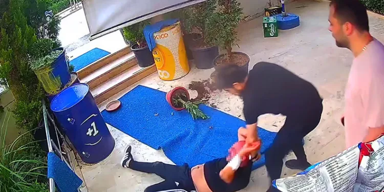 Bursa’da bıçakla girdiği marketten dayak yiyip çıktı