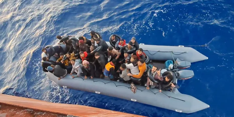 Girit Adası açıklarında 37 göçmen kurtarıldı