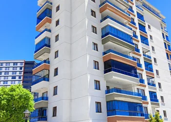 Camı silerken 7’nci kattan düştü