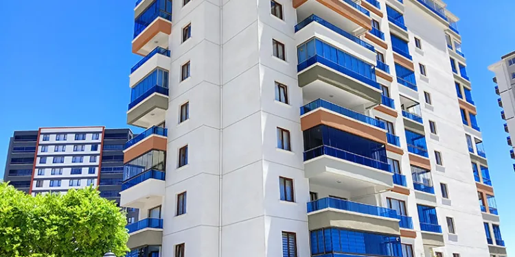 Camı silerken 7’nci kattan düştü