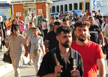 Adalardan dönen tatilciler trafiğe neden oldu