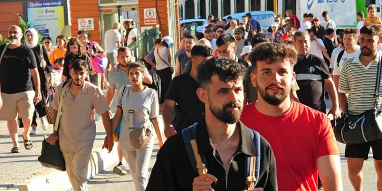 Adalardan dönen tatilciler trafiğe neden oldu