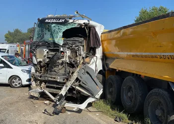 İşçi servisi ile kamyon kafa kafaya çarpıştı: 1’i ağır 27 yaralı