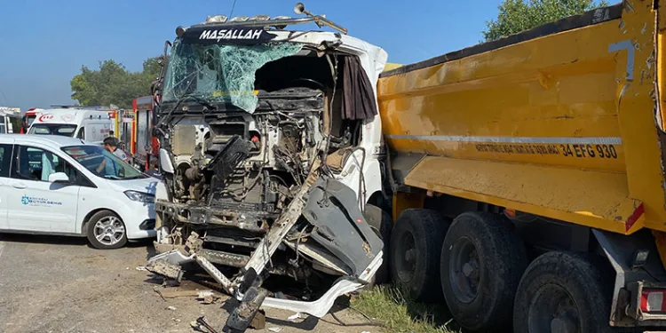 İşçi servisi ile kamyon kafa kafaya çarpıştı: 1’i ağır 27 yaralı