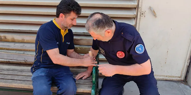 Bursa’da tahtaya çakmaya çalıştığı çivi eline saplandı