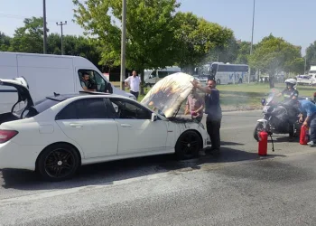 Bursa’da seyir halindeki otomobil alev aldı