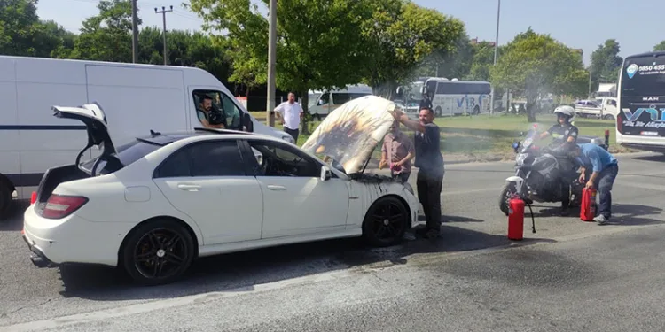 Bursa’da seyir halindeki otomobil alev aldı