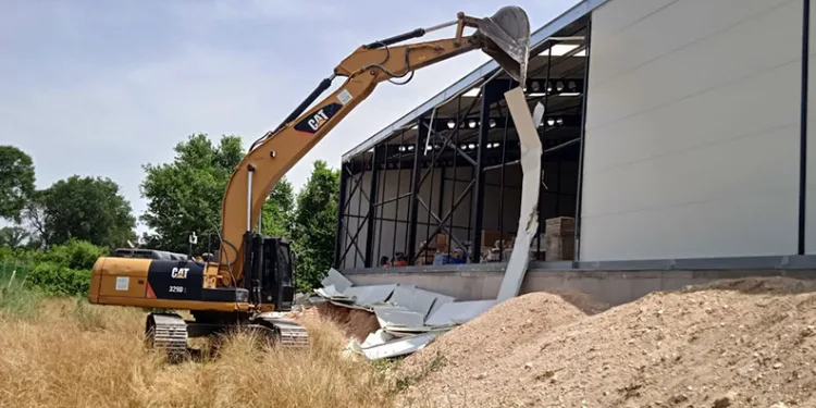 Ürünlü ve Alaaddinbey’de kaçak yapılara müdahale