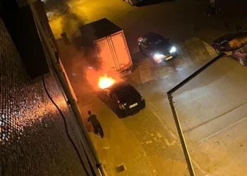 Aniden çalışıp seyir haline geçen araç alev alev yandı