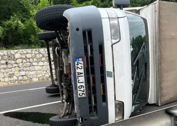 Bursa’da kamyonet devrildi : 3 yaralı