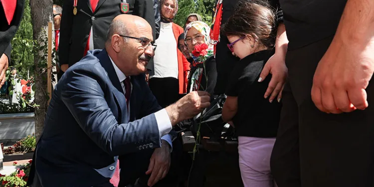 Bursa’da şehitliklerde hüzünlü bayramlaşma