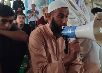 İsrail bombardımanı altında bayram namazı