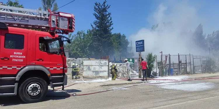 Bursa’da geri dönüşüm tesislerinde büyük yangın
