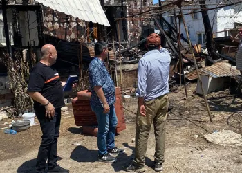 Bursa’da evi yanan aileye Bozbey sahip çıktı
