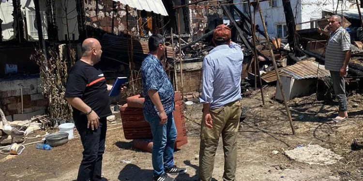 Bursa’da evi yanan aileye Bozbey sahip çıktı