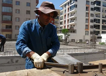 İnşaat işçilerinin sıcaklarla mücadelesi