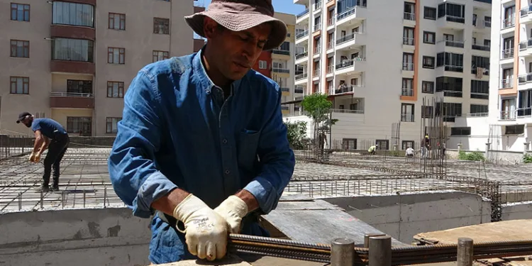 İnşaat işçilerinin sıcaklarla mücadelesi