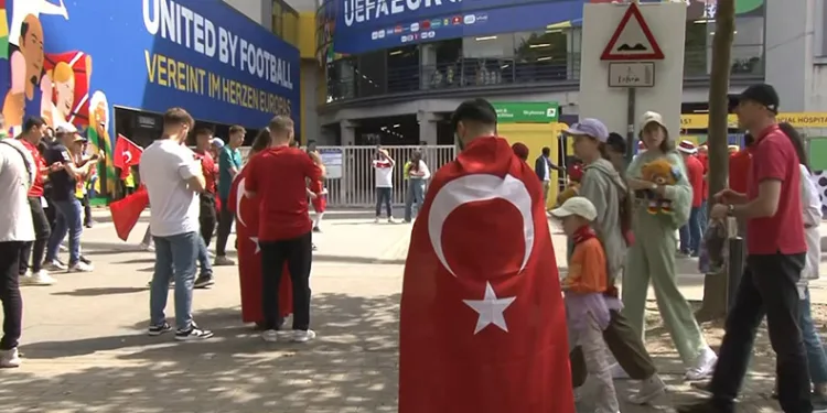 Türk taraftarlardan millilere yoğun destek