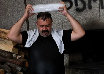 Fırın ustalarından sıcağa buzlu çözüm