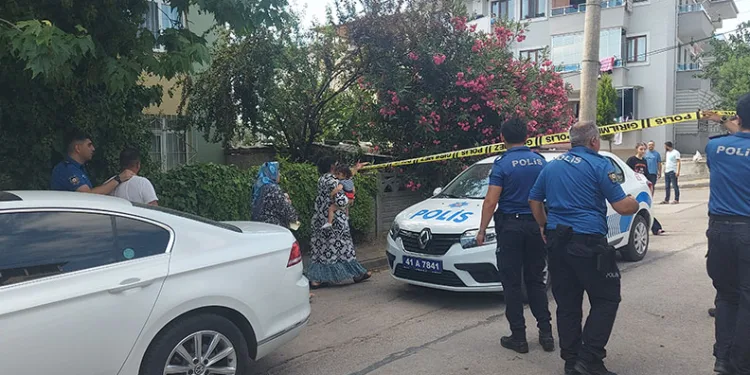 Evi terk eden eşine sinirlendi, çocuklarını rehin aldı