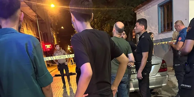 Önce kız arkadaşını sonra kendini vurdu