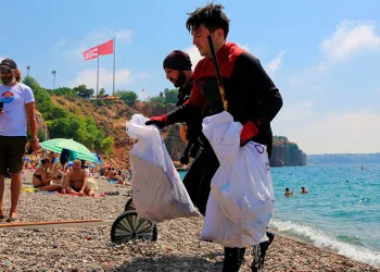 Dünyaca ünlü sahilden günlük 60 ton atık toplanıyor