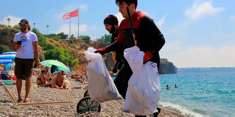 Dünyaca ünlü sahilden günlük 60 ton atık toplanıyor