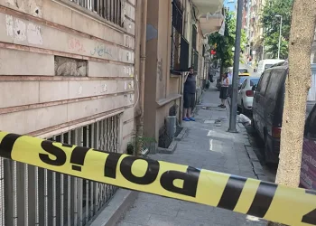 Eşine saldıran adamı bıçaklayarak öldürdü