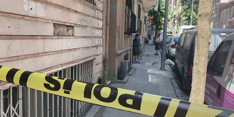 Eşine saldıran adamı bıçaklayarak öldürdü