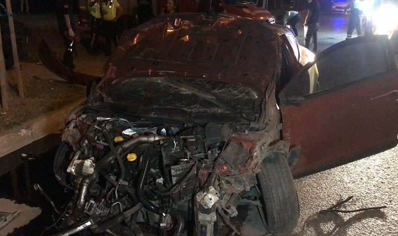 BURSA'DA BİRBİRLERİ İLE YARIŞTIKLARI İDDİA EDİLEN 2 OTOMOBİL BİRBİRİNE ÇARPTI. KAZADA 1 KİŞİ HAYATINI KAYBEDERKEN, 1'İ AĞIR 2 KİŞİ YARALANDI. (EX OLAN MUZAFFER SAMET TURNA) (EMİR AKTAŞ/BURSA-İHA) Bursa'da birbirleri ile yarıştıkları iddia edilen 2 otomobil birbirine çarptı. Kazada 1 kişi hayatını kaybederken, 1'i ağır 2 kişi yaralandı.