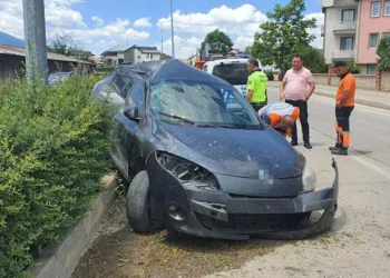 Bursa’da otomobil aydınlatma direğine çarpıp devrildi